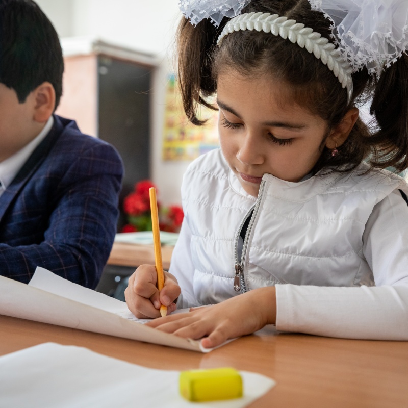 Fourth grade student Pirnazarova Osiya (R) draws a picture in the classroom at School 51 in Kulob. School 51 is a school that has been largely successful in implementing the CBE reform that began in 2015/16 and is now being embraced by all of the development partners and rolled out as part of a system-wide transformation. Kulob, Khatlon Region, Tajikistan. Credit: GPE/Kelley Lynch