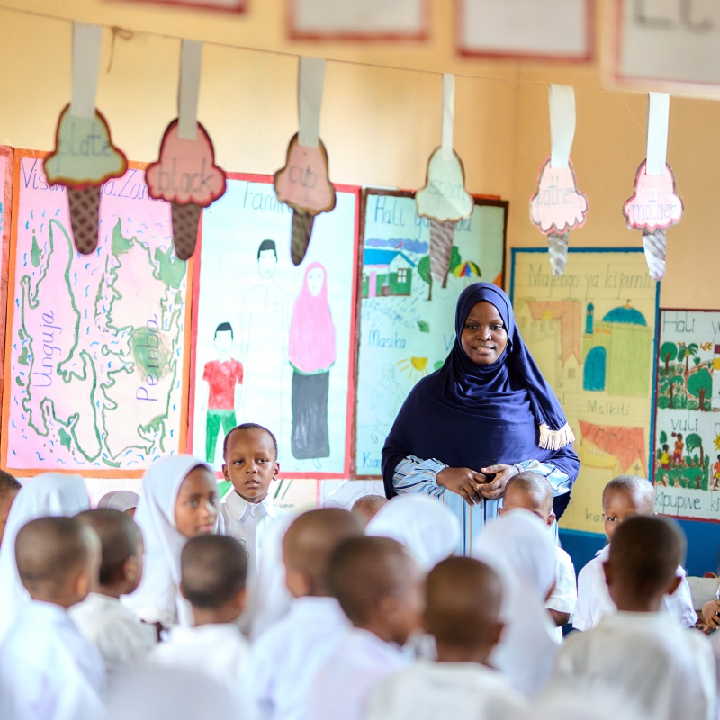 Students at Maandalizi Kikaangoni TuTu center in Kikaangoni listening to a radio class, Zanzibar. Credit: GPE/Translieu/Feruzi