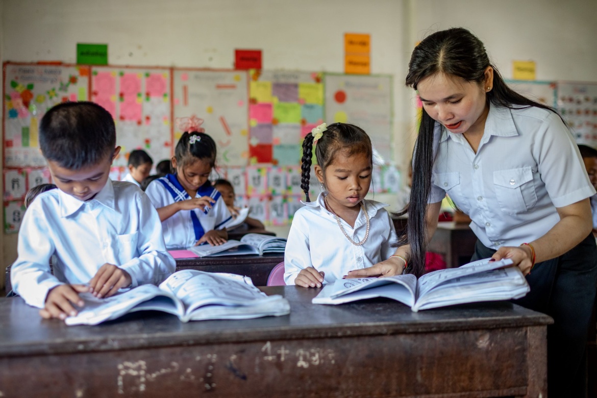 Chhay Kim Hak interagit avec ses élèves de première année à l'école primaire Chambak Haer, dans le district de Puok à Siem Reap, au Cambodge. Crédit : GPE/Roun Ry