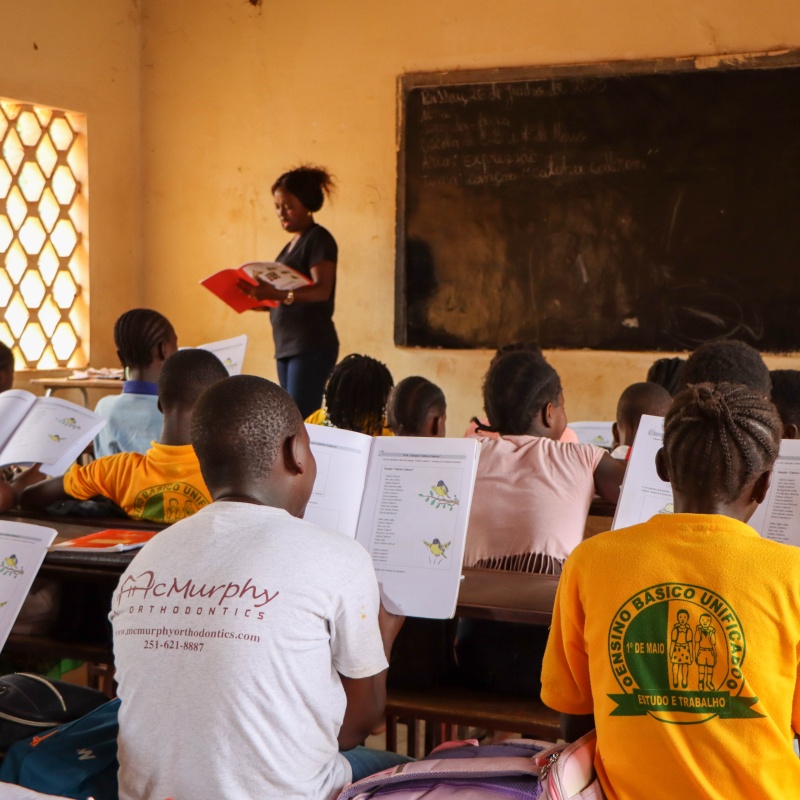 Teacher Maria Isabel Nhoque and grade 4 students at 1º de Maio Primary School in Bissau use new textbooks, Guinea-Bissau.  Credit: Joana Rodrigues/World Bank