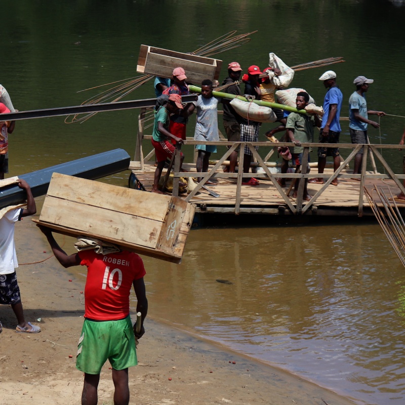 Local school management committee members transport school construction materials to remote areas in the of Antanambao Manampotsy district of Madagascar. Credit: Construction Scolaire Unité de Facilitation de Projets-Ministère de l'Éducation Nationale de Madagascar